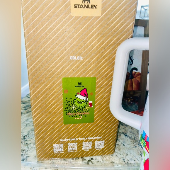 NWT!!!! Stanley Christmas Grinch Tumbler 40 oz. - Picture 6 of 8